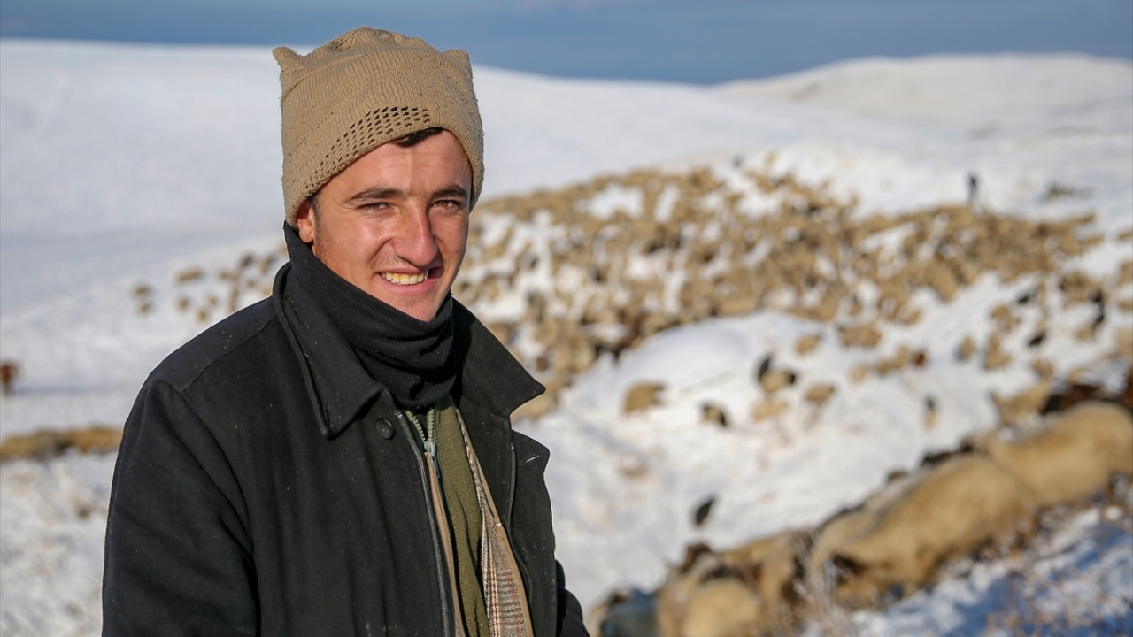 Karla kaplı dağlarda sürülerini zor şartlarda ilerleten çobanlardan Çoban Adem Yılmaz, havaların soğumasıyla sürülerini yayladan indirdiklerini söyledi.