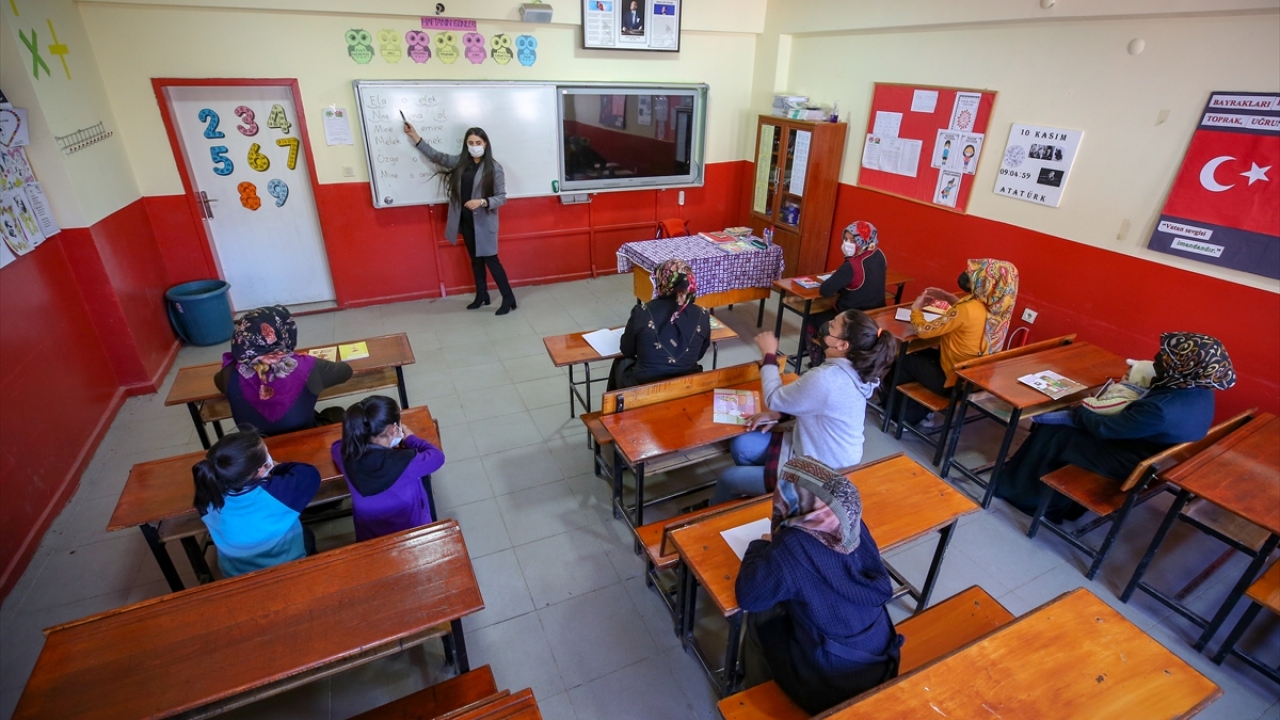 İlçeye 41 kilometre mesafedeki dağlık alanda bulunan Bilgeç İlkokuluna iki yıl önce atanan Bingöllü sınıf öğretmeni Şermin Tiryaki, yaptığı çalışmalarla köydeki vatandaşların gönlünde taht kurdu.