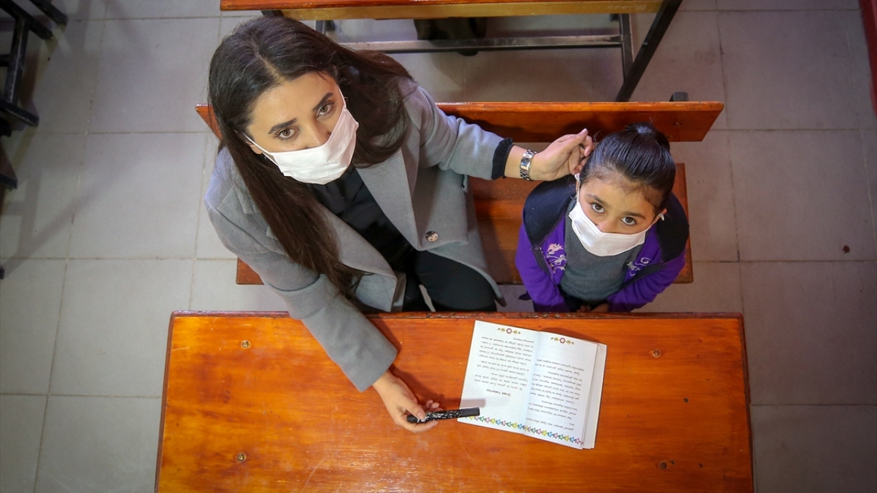 Görev yaptığı okulda öğrencilerinin kışlık elbise ve tüm kırtasiye ihtiyaçlarını karşılayan Tiryaki, ailelerle görüşerek okula devam edemeyen çocukları yeniden eğitim öğretime kazandırdı.