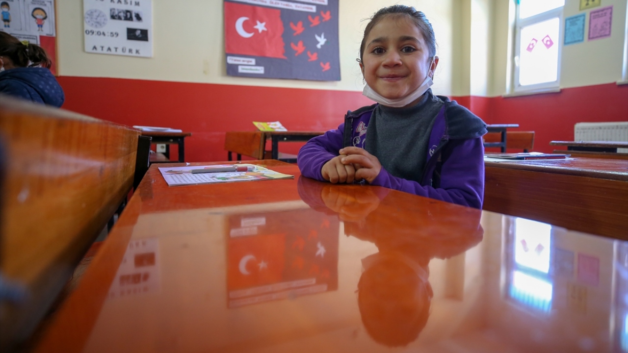 Tüm ihtiyaçlarıyla yakından ilgilendiği 12 öğrencisine anne şefkatiyle yaklaşan Tiryaki, 2 yaşındayken düşmeye bağlı geçirdiği travma sonucu tamamen içine kapanan öğrencisi Yeşim Yalçın`a da ışık oldu.