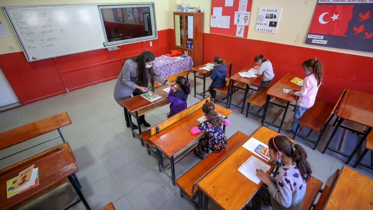 Bir an olsun yalnız bırakmadığı minik Yeşim`i sürekli evinde ziyaret eden fedakar öğretmen, Yeşim`in yeniden sosyalleşmesini sağlayarak eğitim öğretime dahil etti.