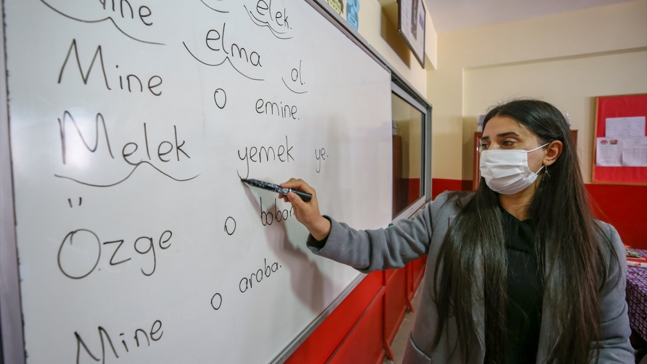 Mahallenin tüm sorunlarıyla ilgilenen öğretmenin çabası, köy halkı tarafından takdirle karşılanıyor. 