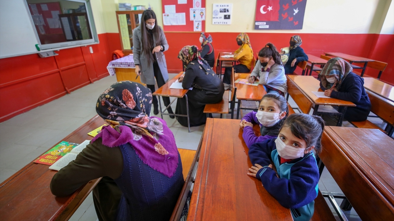 Yeşim Tiryaki, yaptığı açıklamada, göreve ilk başladığında öğrencilerin birçok eksiğini tespit ettiğini ve bununla ilgili çalışma başlattığını anlattı.