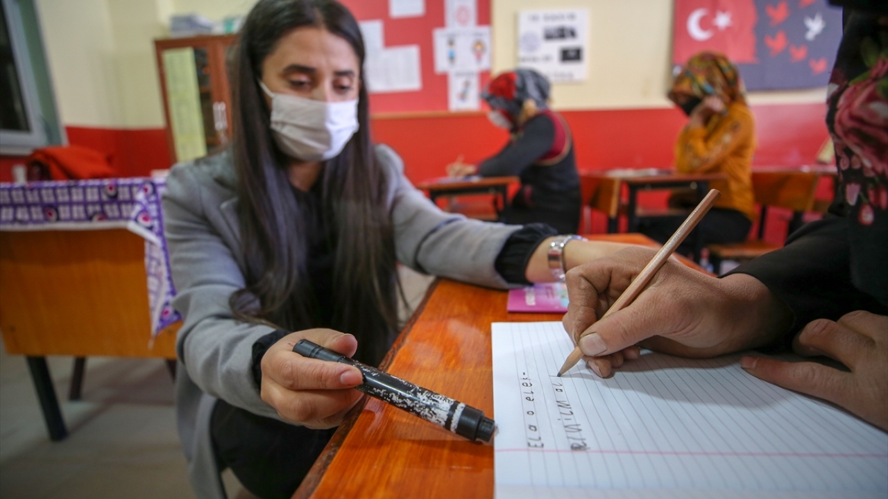 "Ev ev gezerek onların sıkıntılarını dinliyorum"