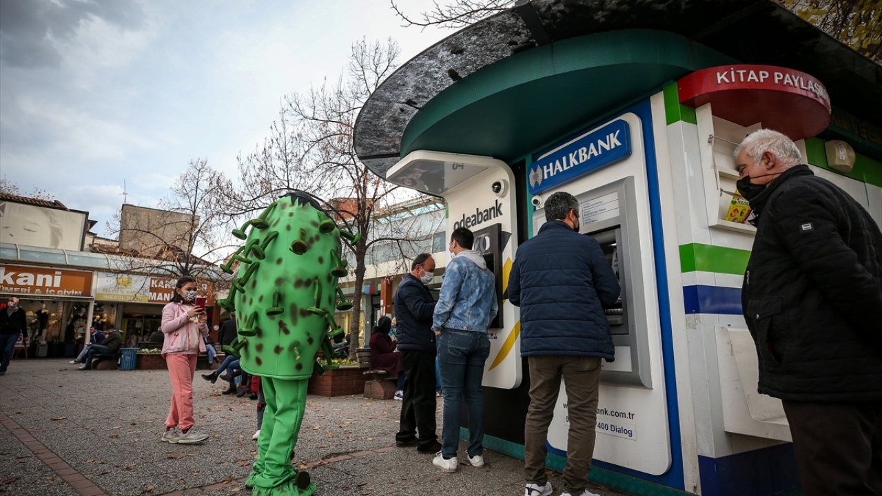 Kimi zaman bankamatikte sıra bekleyen vatandaşların arasına giren, kimi zaman ise bankta oturan yaşlıların yanına giden "koronavirüs", bazen de grup halinde yürüyenlere sessizce yaklaşarak uyardı.