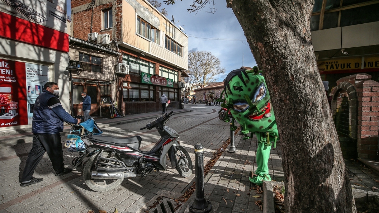 Vatandaşları bilinçlendirmek amacıyla farkındalık çalışmaları yapan İnegöl Belediyesi, yeni tip koronavirüs (Covid-19) salgınını konu alan bir etkinlik düzenledi.