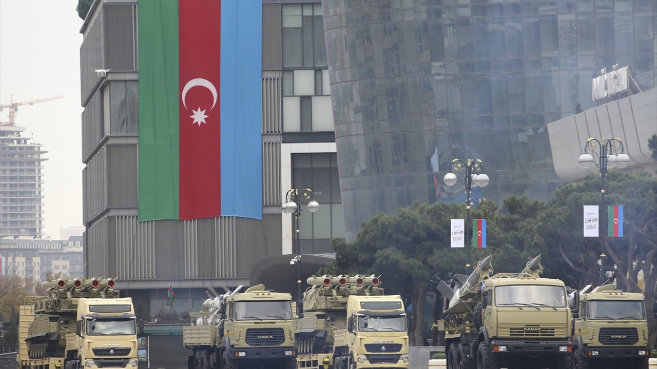  Geçit töreninde Buk-MB hava savunma füzesi sistemi sergilendi.