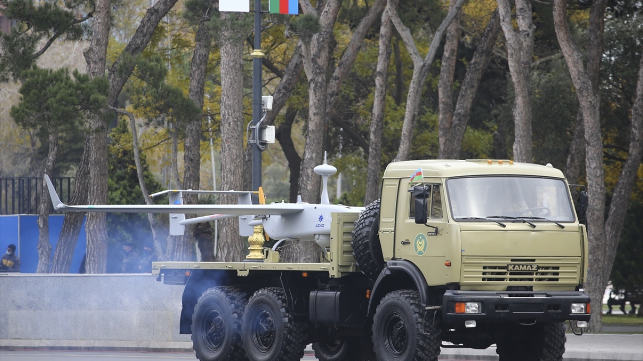 Geçit töreninde Azerbaycan ordusuna ait insansız hava aracı sergilendi.