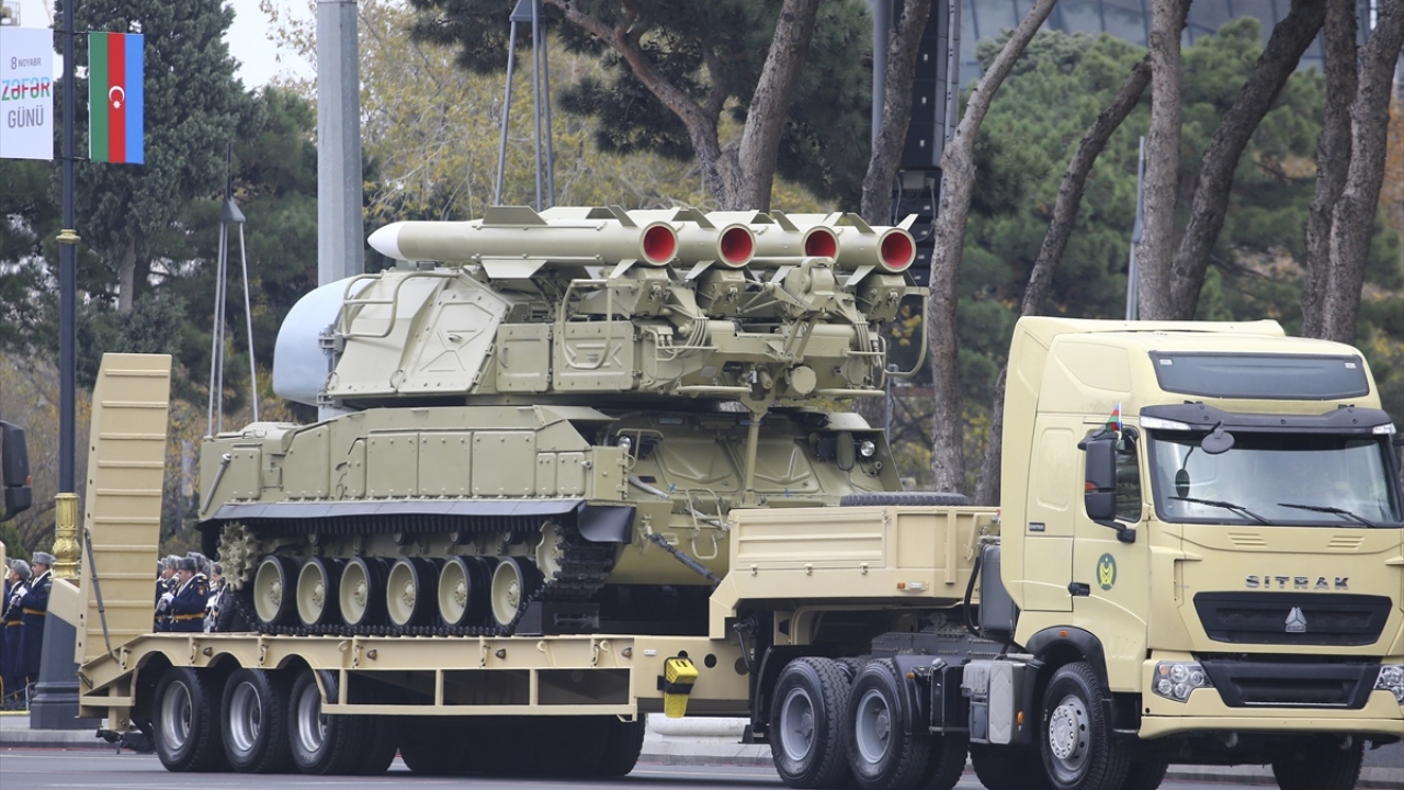 Geçit töreninde Buk-MB hava savunma füzesi sistemi sergilendi.