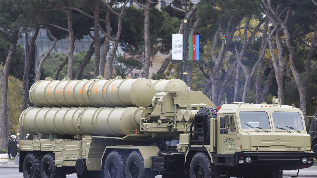 Geçit töreninde S 300 Hava savunma sistemi sergilendi.