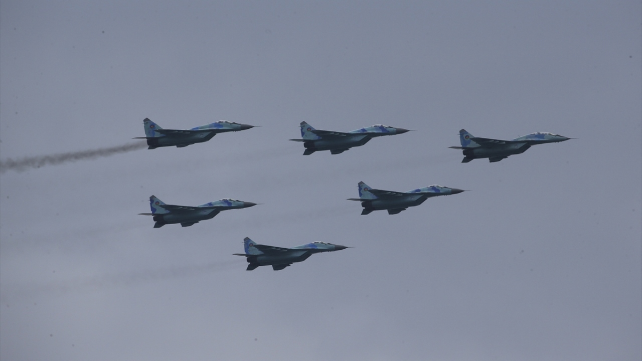 Geçit törenine askeri savaş uçakları katıldı.