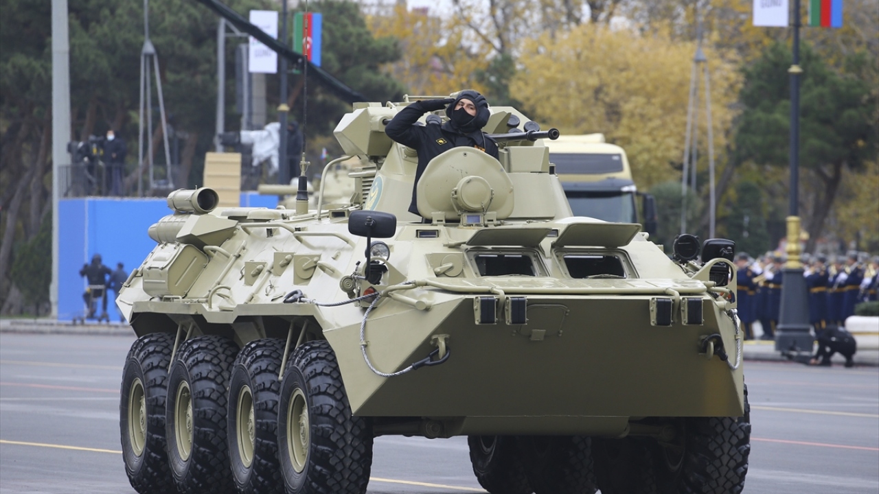 Geçit törenine askeri araçlar katıldı.