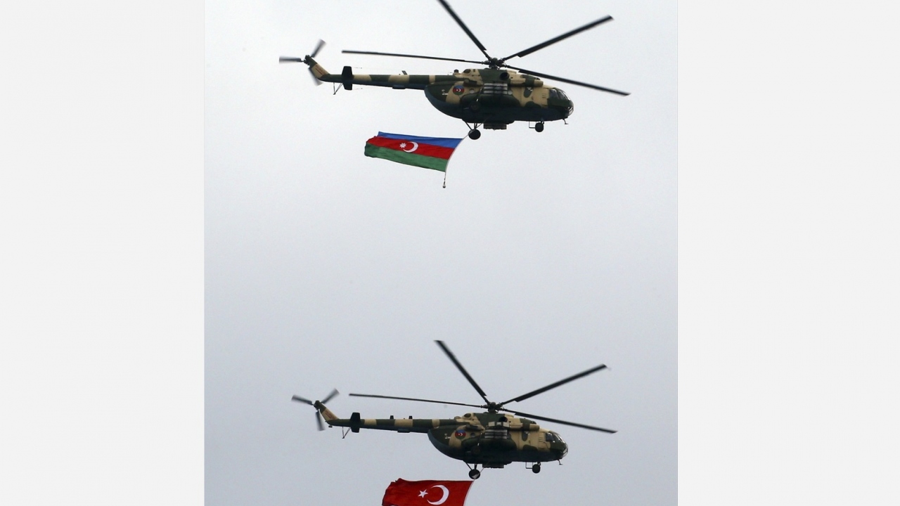 Geçit törenine askeri helikopterler katıldı.