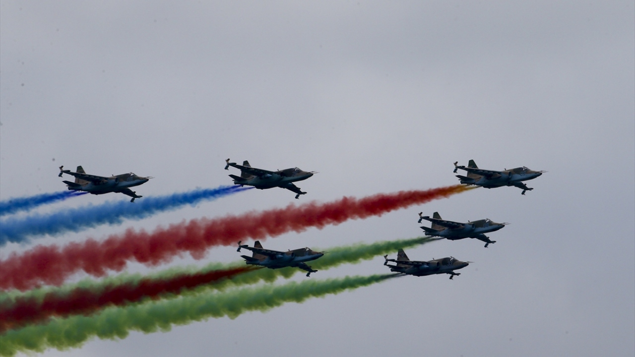 Geçit törenine katılan Su-25 askeri uçakları katıldı.