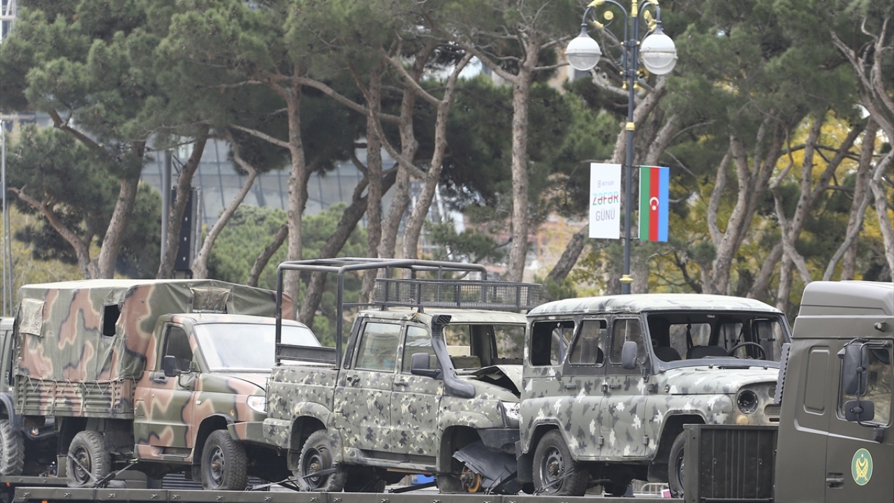 Geçit töreninde Karabağ`da ele geçirilen Ermenistan`a ait hasar görmüş askeri araçlar sergilendi.