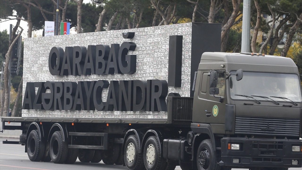 Geçit törenine ``Karabağ Azerbaycandır`` yazılı askeri araç katıldı.