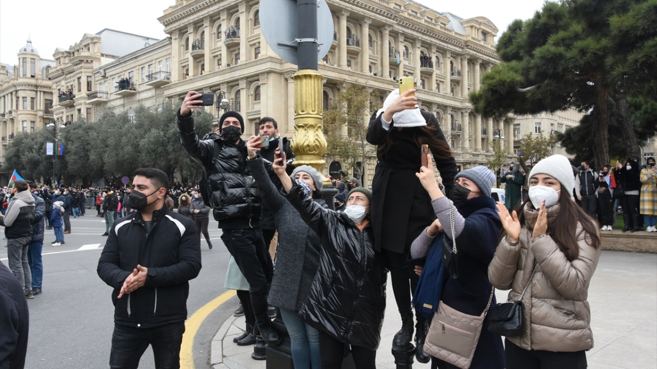 Azerbaycanlılar, Türkiye ve Azerbaycan bayraklarıyla geçit alanında askerlere sevgi gösterisinde bulundu.