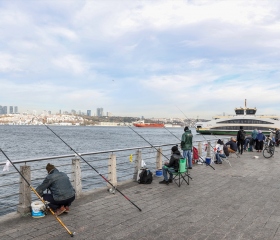 İstanbul'da olta balıkçılığı yapanlara mesafe ve sigara denetimi