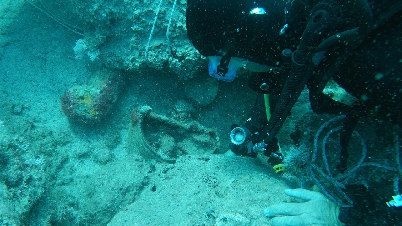Osmanlı İmparatorluğu dönemine ait olduğu belirlenen batık ve kalıntıların, savaş gemilerine ait olduğu tespit edildi.