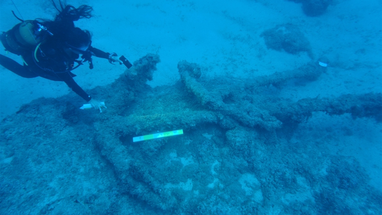 Antalya`nın batı kıyılarında devam eden arkeolojik su altı araştırmalarında, bilim insanlarını heyecanlandıran gemi batığı kalıntılarına rastlandı. 