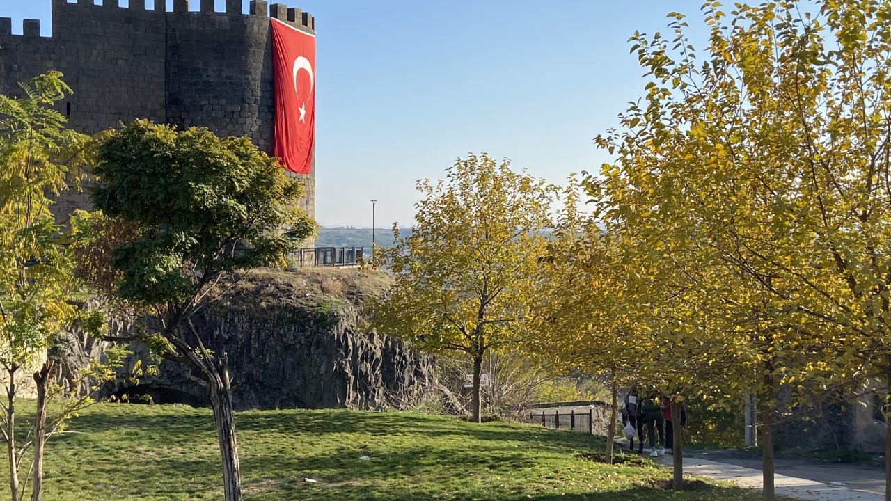 Kış aylarından önceki son sıcak ve güneşli günlerde Hevsel Bahçeleri ziyaretçilerle dolup taşıyor.