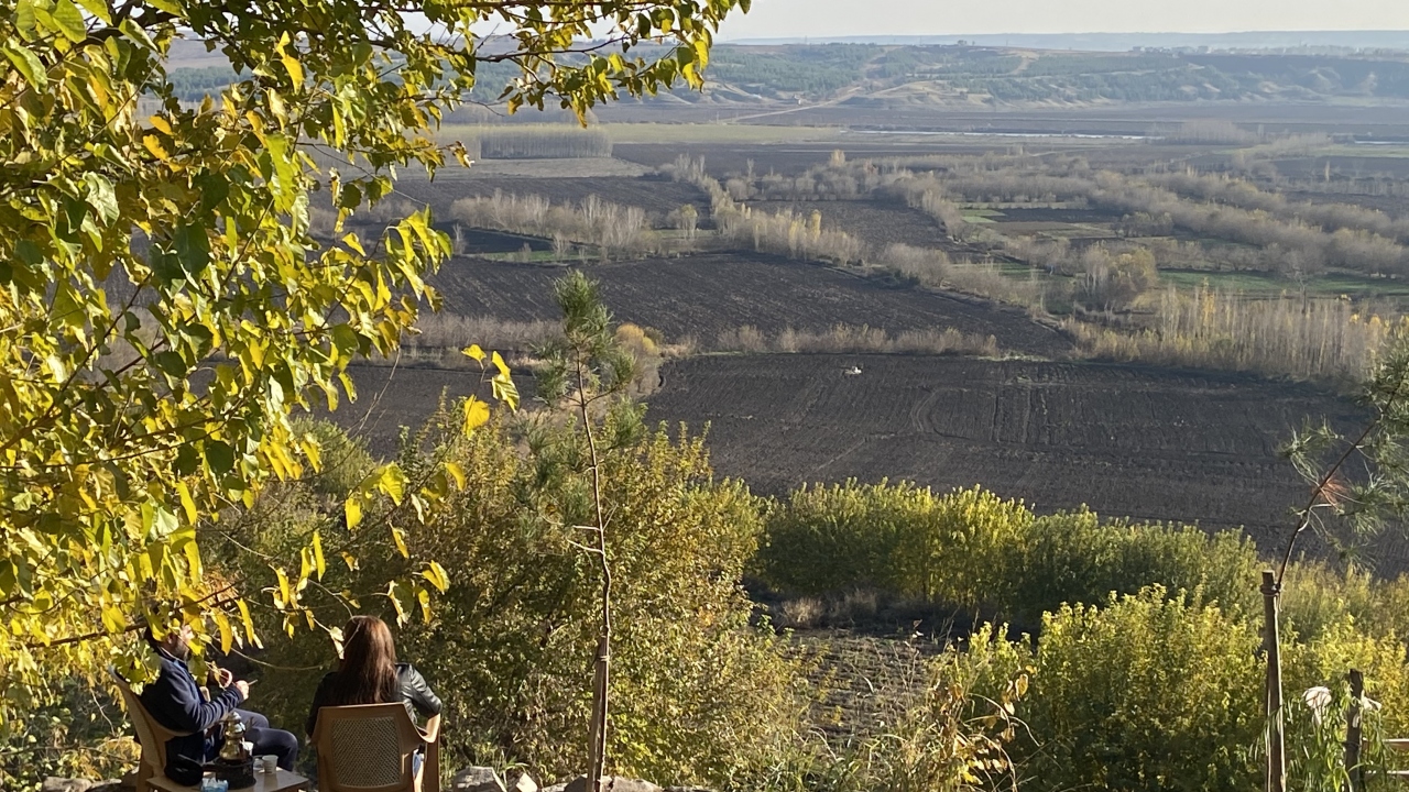 200`e yakın kuş ve onlarca memeli türünün yaşadığı bahçeler, görsel bir şölene de ev sahipliği yapıyor.