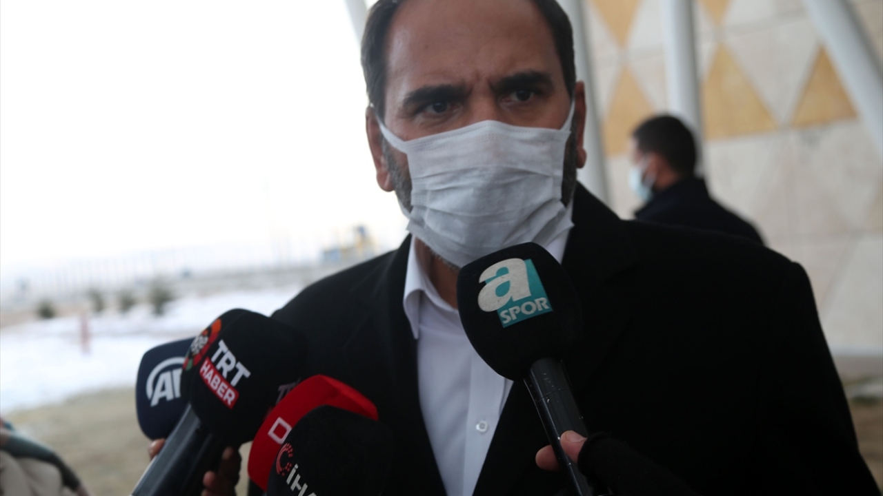 Sivasspor Kulüp Başkanı Mecnun Otyakmaz da kafileyle Sivas`a geldi.