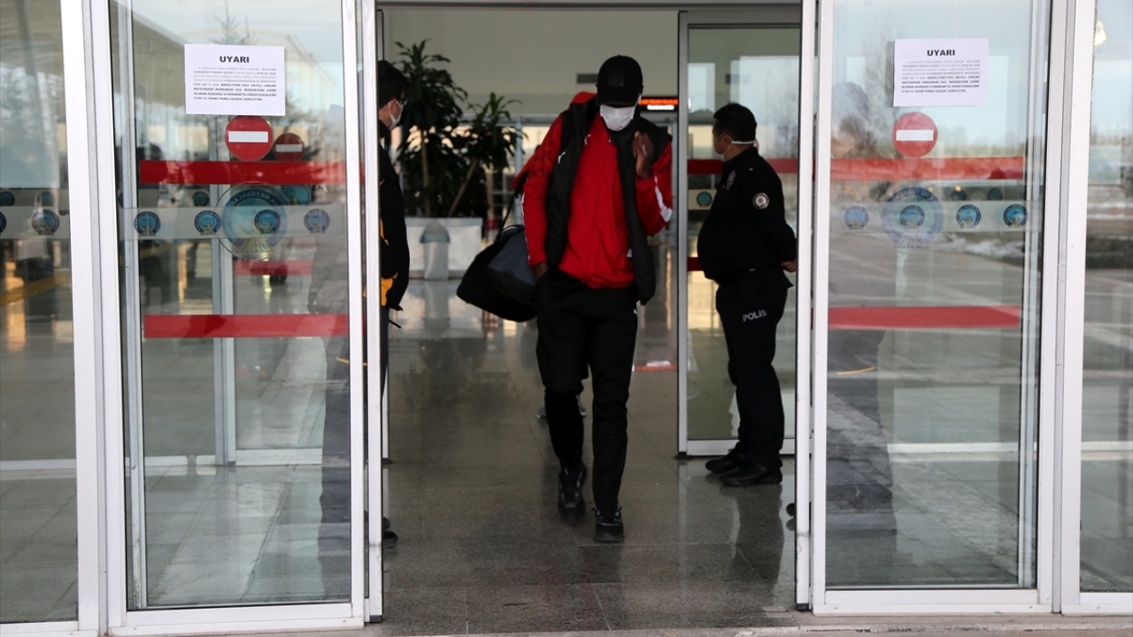 Kırmızı-beyazlı kafileyi taşıyan özel uçak saat 08.00`de Sivas Nuri Demirağ Havalimanına iniş yaptı. 