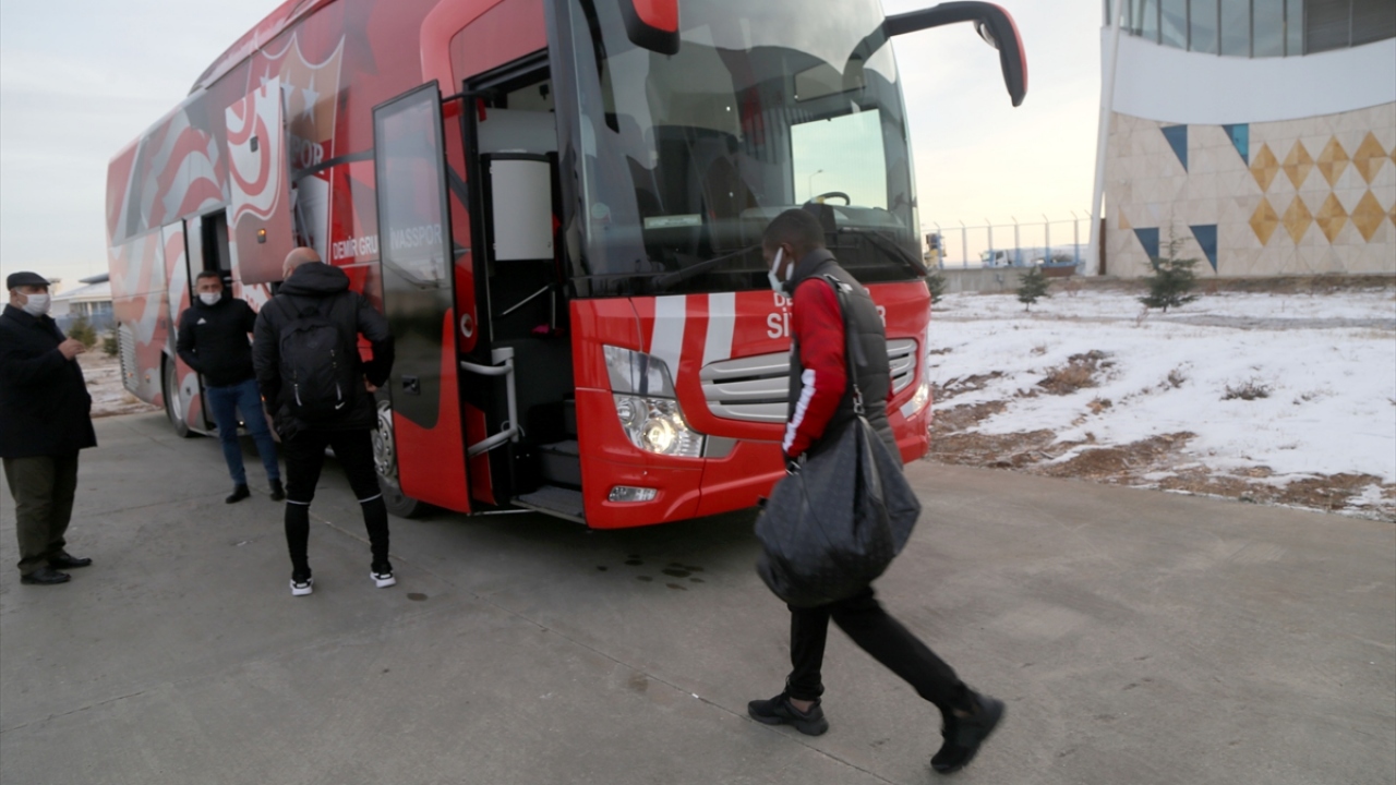 Kafile daha sonra kulüp takım otobüsüyle tesislere hareket etti.