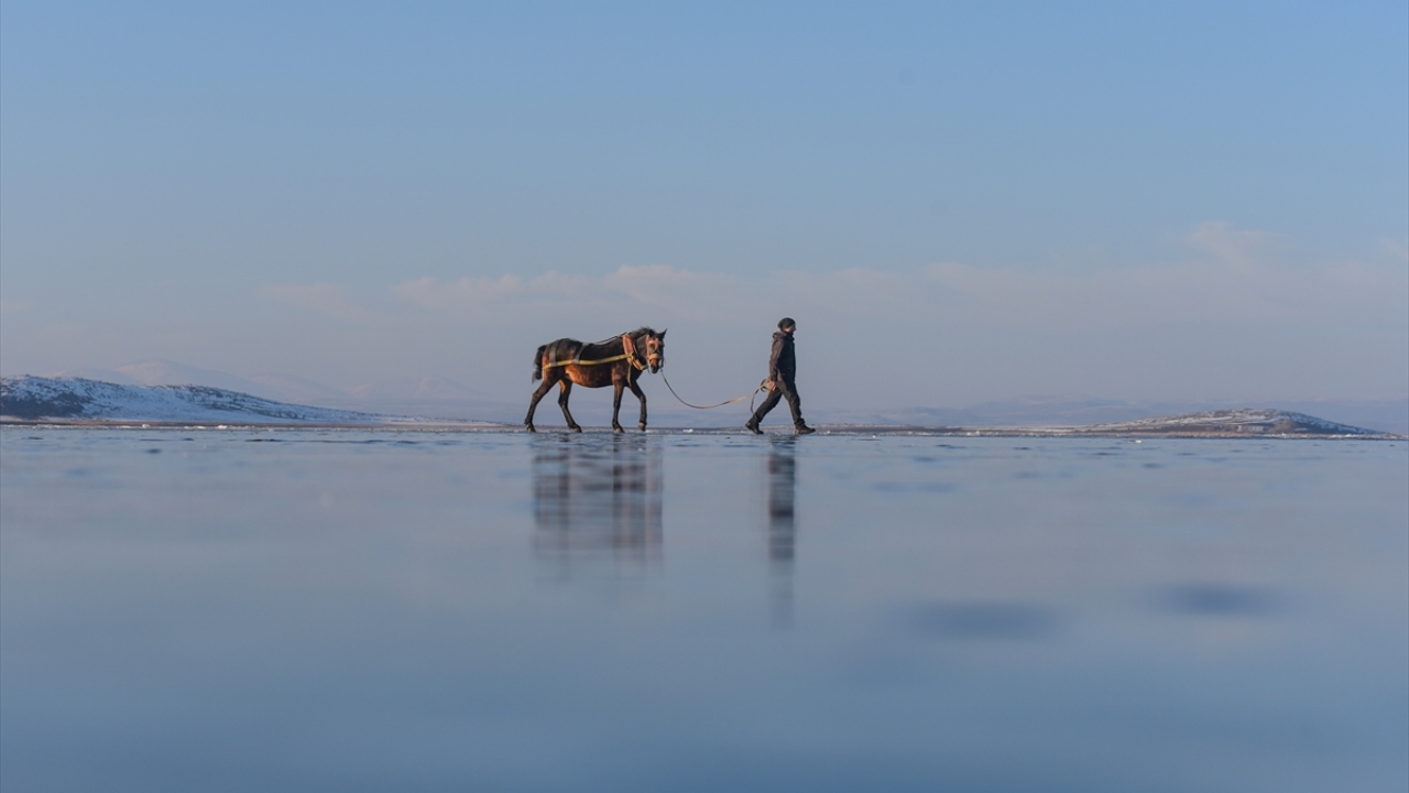 Doğu Anadolu Bölgesi`nin Van Gölü`nden sonra ikinci büyük gölü olan Çıldır Gölü`nün kıyı kesiminde, soğuk hava nedeniyle kalın buz tabakası oluştu.