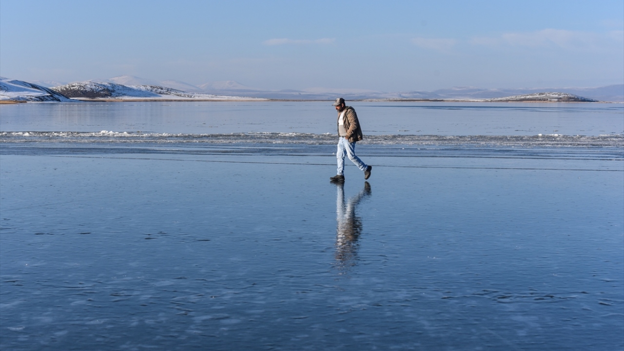 Kars`ın Arpaçay ilçesine bağlı Taşbaşı köyü mevkisinde vatandaşlar yüzeyi kısmen donan göl üzerine çıkarak yürüyüş yaptı.
