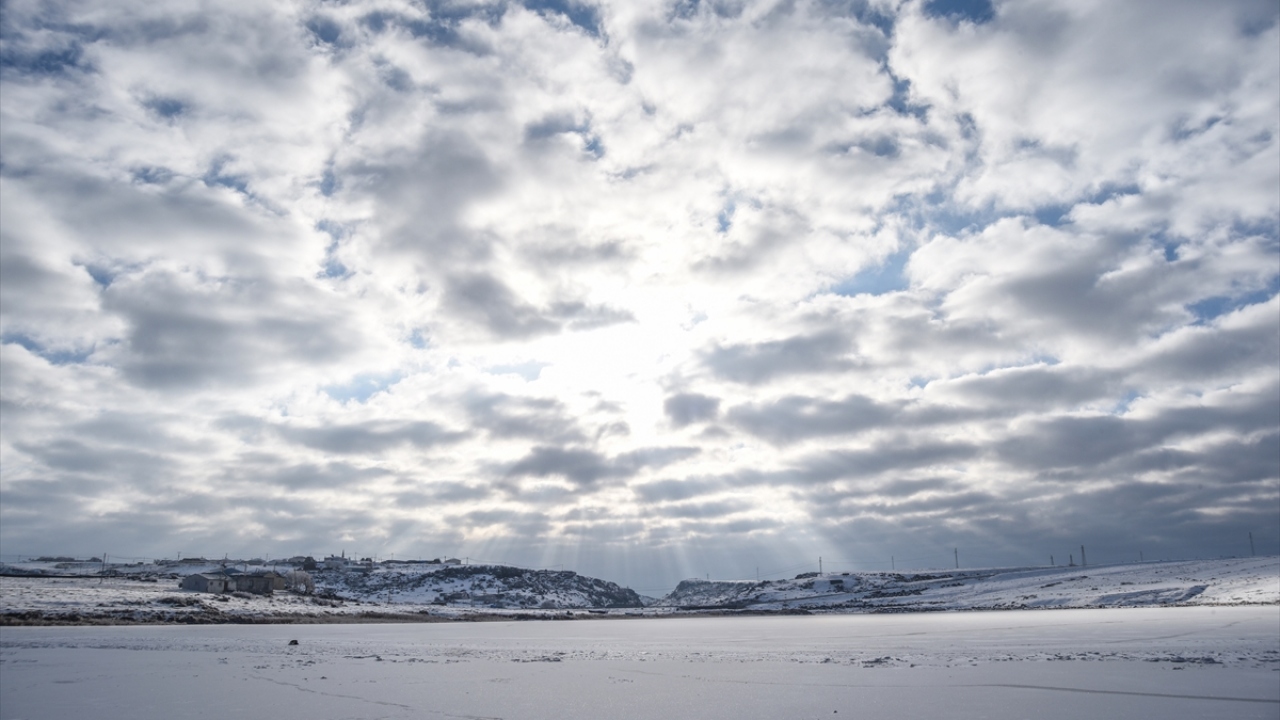 Yüzeyinin bir kısmı kar ve buzla kaplanan gölün, gökyüzünün maviliği ve bulutlarla bütünleşmesi güzel manzaralar oluşturdu.