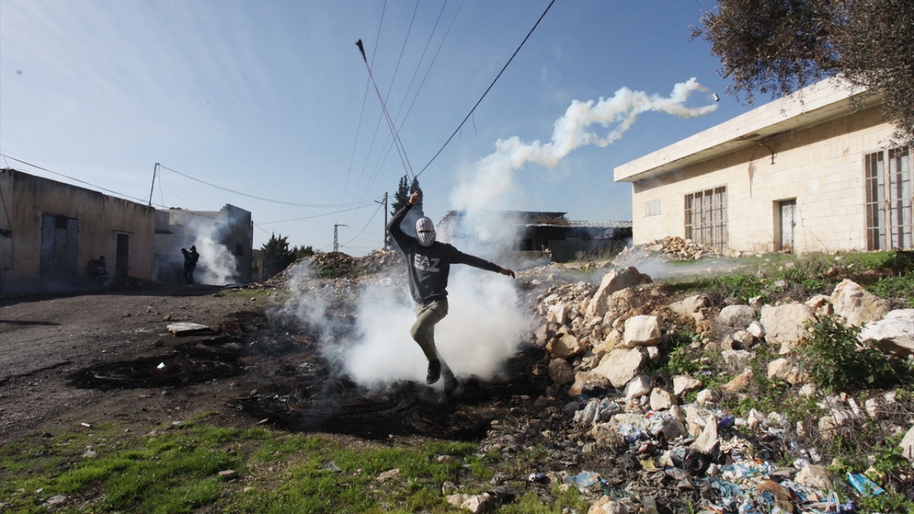 İsrail güçlerinin gösteriye müdahale etmesi üzerine protestocular, taş atarak karşılık verdi.