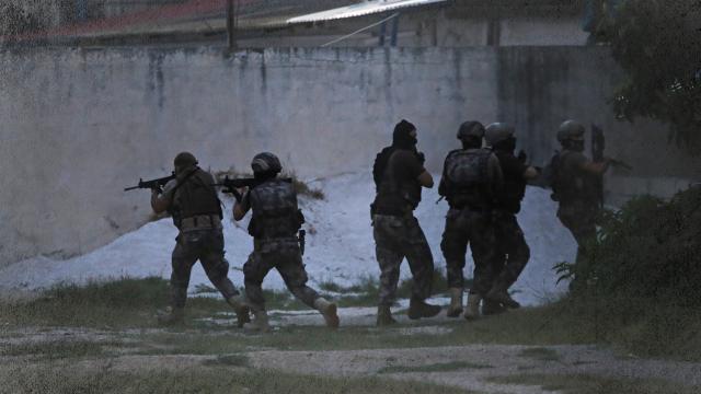 Mersinde üzerlerinde uyuşturucu bulunan 2 kişi gözaltına alındı