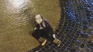 Buz tutan yolda ilerlemeye çalıştı, defalarca yere düştü