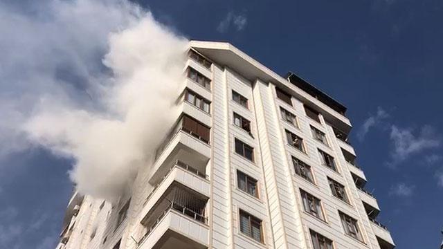 Konyada 3 katlı binada çıkan yangında 10 kişi dumandan etkilendi