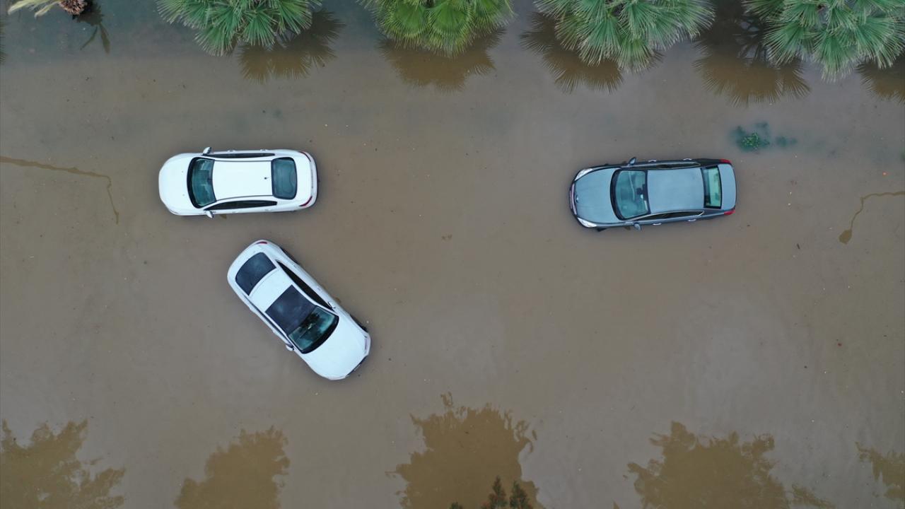 Sahil bandındaki sitelerin bahçelerini su bastı. Deniz taşkın sularıyla birleşti. Otopark ve yol kenarında park halindeki araçlar da su altında kaldı.