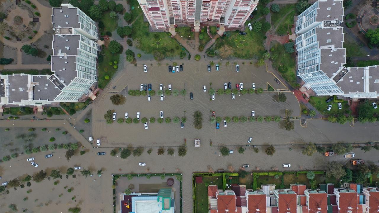 Kentte 4 gündür aralıklarla devam eden ve dün gece etkisini artıran yağmurun ardından Karşıyaka ilçesinde Mavişehir Mahallesi`nde taşkın yaşandı.