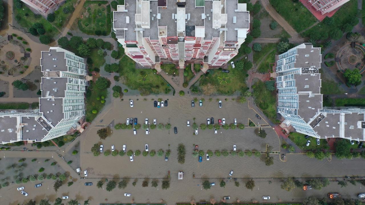 İzmir Büyükşehir Belediyesi itfaiye ekipleri siren sesi çalarak vatandaşları uyardı. Siren sesiyle birlikte çok sayıda kişi araçlarına koşup oluşabilecek zararın önüne geçmeye çalıştı.