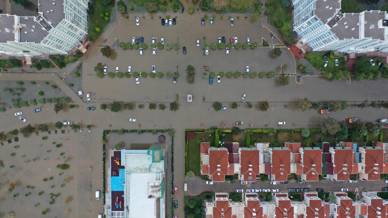 Bazı vatandaşlar belediyeye tepki gösterirken, birçok kişi su altında kalan aracını çalıştıramadığı için çekici yardımıyla kurtarmaya çalıştı.