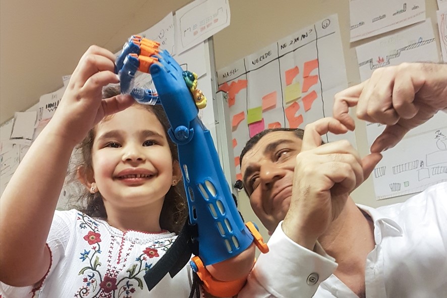 Çocuklar hızlı büyüdüğü için Robotel`i sürekli yenileniyor