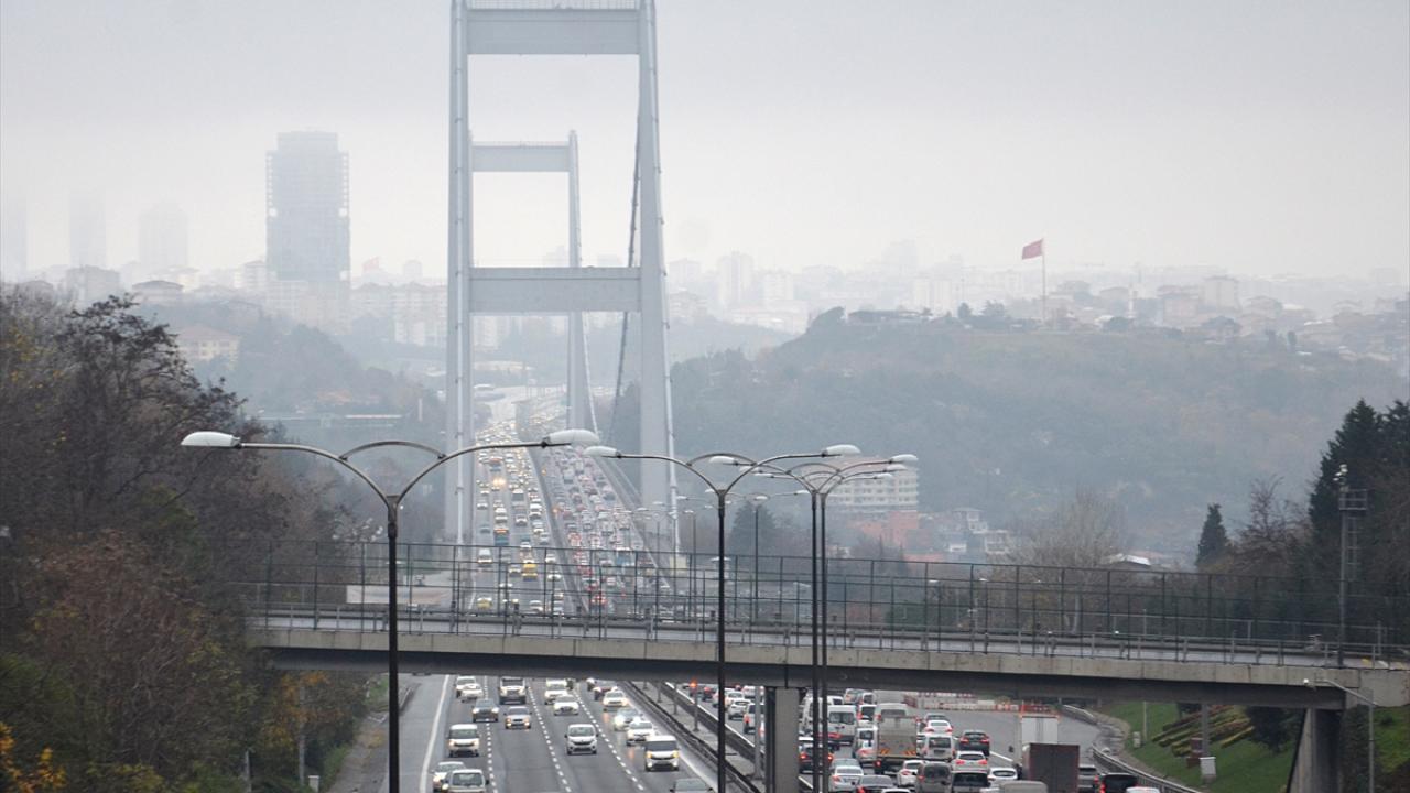 Sokağa çıkma kısıtlamasının sona ermesinin ardından işlerine gitmek için evlerinden çıkan vatandaşlar, cadde ve sokaklarda, şehir içi trafikte yoğunluk oluşturdu.