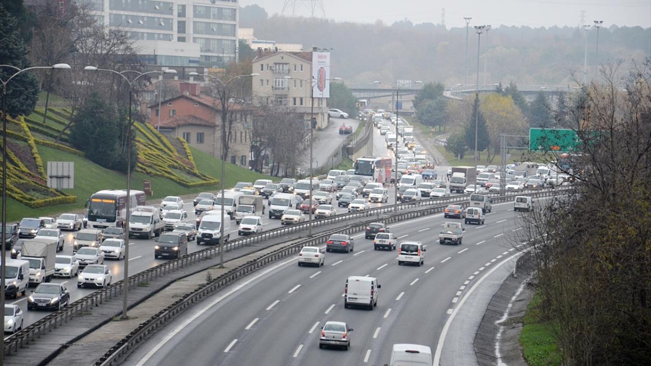 Kentte 56 saat süren kısıtlama sonrası haftanın ilk iş günü yola koyulan İstanbulluların genellikle kendi araçlarıyla trafiğe çıktığı görüldü.