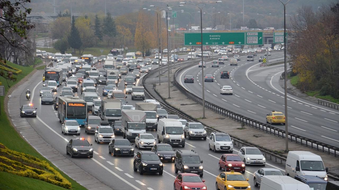 D100 Karayolu`nda Beylikdüzü`nden Ankara istikametine olan trafik akışı, Topkapı`ya kadar yoğun şekilde devam ediyor. 
