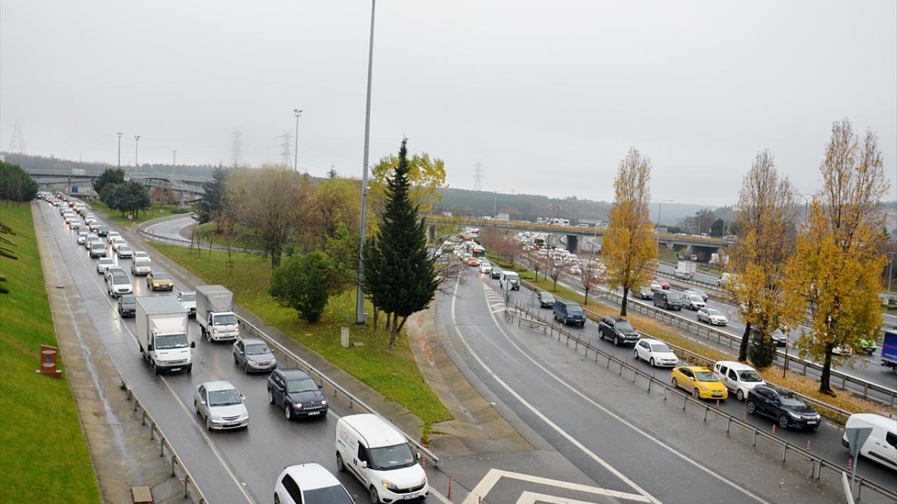 Haliç Köprüsü`ndeki trafik akışında aşırı yoğunluk yaşanırken, 15 Temmuz Şehitler Köprüsü`nde Ankara istikametine olan trafik akıcı şekilde sürüyor. 