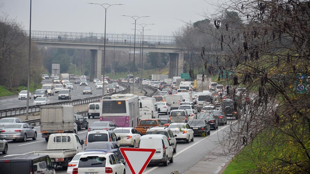 İBB Mobil Trafik Haritası verilerine göre, şehir içindeki trafik yoğunluğu saat 09.45 itibarıyla yüzde 60 olarak ölçüldü.