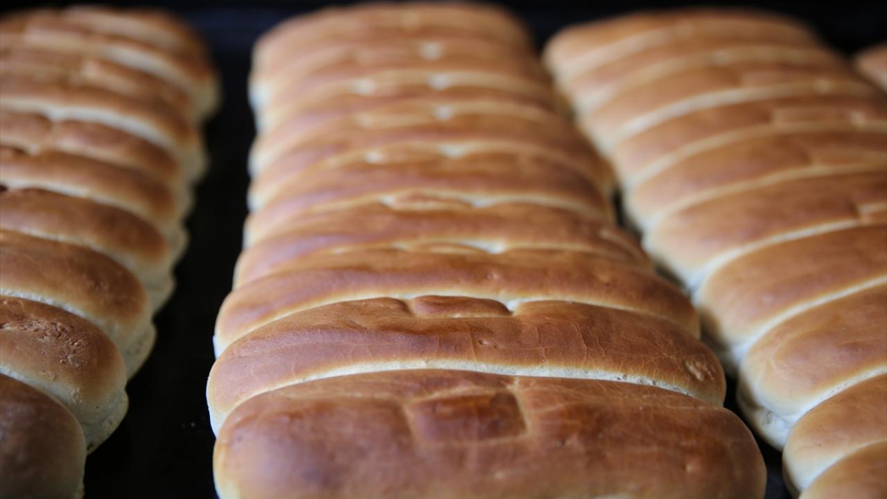 Kentte 1700`lü yıllardan beri yaygın olarak üretilen Nevşehir Simidi, nohut mayası, su ve un kullanılarak yapılıyor.