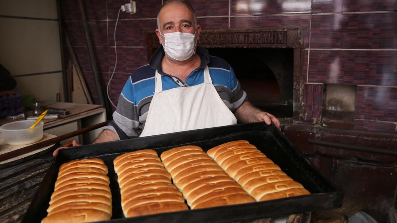 Dikdörtgene benzer şekliyle dikkati çeken Nevşehir Simidi, yaklaşık 10 gün tazeliğini muhafaza etmesiyle biliniyor.