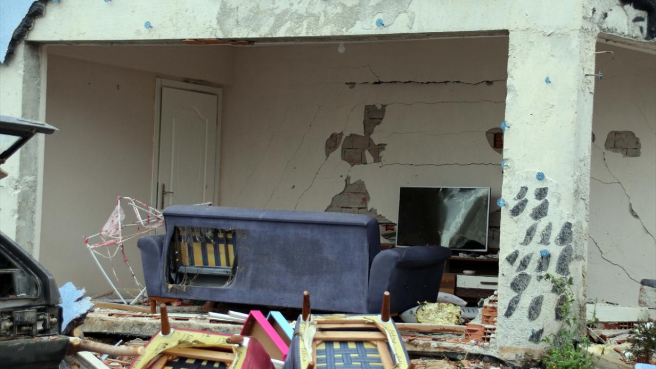 İkinci Şeker Sokak`ta bulunan binadaki patlamada yaralanan 2 kişi ile Altıncı Yunus Emre Sokak`taki binada meydana gelen patlamada yaralanan 3 kişi, çevredeki hastanelere kaldırıldı.