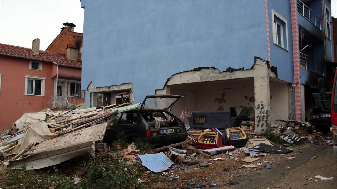 Patlamalar nedeniyle binalarda hasar oluştu.